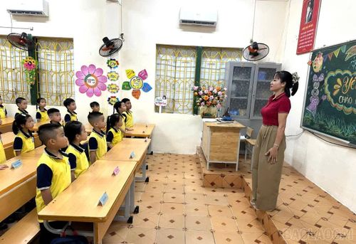 Thầy cô hướng dẫn học sinh đầu cấp rèn luyện kỹ năng.
