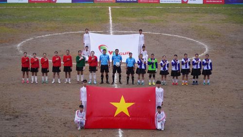 Các đội bóng với trang phục ấn tượng trước giờ thi đấu.