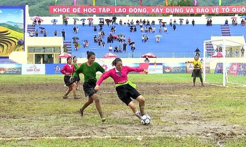Những tà váy truyền thống tạo nét riêng cho các màn tranh tài trên sân cỏ.