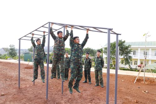 CBCS Đại đội Trinh sát cơ giới 2 thực hiện những bài tập bổ trợ như xà đơn, xà kép