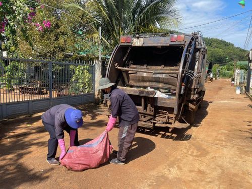 Công nhân môi trường thu gom rác thải sinh hoạt, giúp các khu dân cư bảo đảm vệ sinh, sạch đẹp