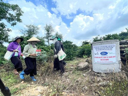 Người dân xã Đắk Sắk thu gom, tập trung rác thải nguy hại tại nương rẫy