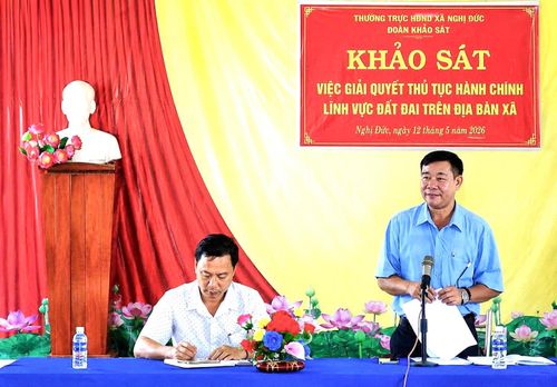 Ông Lê Văn Thiết, Phó Chủ tịch Thường trực HĐND xã Nghị Đức ghi nhận kiến nghị của người dân liên quan đến thủ tục đất đai