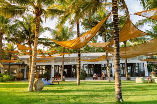 Du khách nên đặt dịch vụ qua các kênh chính thức để bảo đảm quyền lợi và tránh rủi ro trong giai đoạn cao điểm