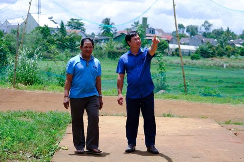 Sự gần gũi với bà con giúp ông Rơ Ông Ha Phương (trái) thuận lợi hơn trong tuyên truyền, vận động ở cơ sở