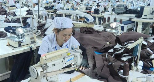 Chị Lê Thị Kim Trang đang làm công nhân may ngay tại xã Đồng Kho, tỉnh Lâm Đồng