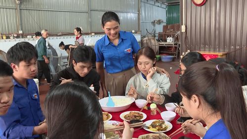 "Bữa cơm 0 đồng" do chị H'Hai, Bí thư Đoàn Thanh niên xã Quảng Sơn khởi xướng