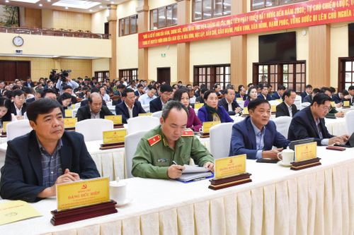Các đồng chí trong Ban Thường vụ Tỉnh ủy dự hội nghị
