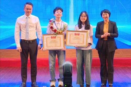 Đồng chí Phạm Thị Phúc, Phó Bí thư Tỉnh ủy, Chủ tịch Ủy ban Mặt trận Tổ quốc Việt Nam tỉnh Lâm Đồng và Đồng chí Nguyễn Kim Quy, Bí thư Ban Chấp hành Trung ương Đoàn, Phó Chủ tịch thường trực Trung ương Hội Liên hiệp Thanh niên Việt Nam trao giải nhất cho các thí sinh