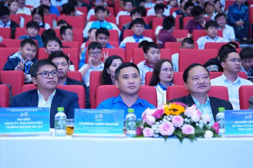 Các đại biểu tham dự lễ trao giải Hội thi Tin học trẻ toàn quốc lần thứ 32