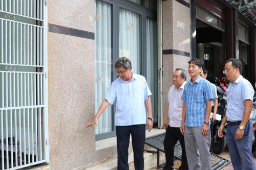 Phó Chủ tịch UBND tỉnh Nguyễn Minh kiểm tra thực tế và chỉ đạo tại Dự án sửa chữa, nâng cấp đường Trần Hưng Đạo