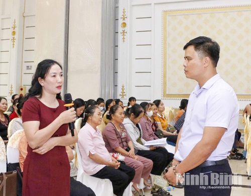 Cán bộ Chi cục Dân số và Trẻ em tập huấn kiến thức chuyên ngành về sàng lọc trước sinh và sơ sinh, tư vấn sức khoẻ tiền hôn nhân cho cộng tác viên dân số.
