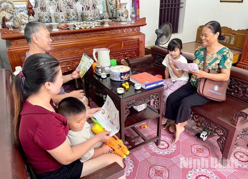 Cộng tác viên dân số thôn 2 Mạc Hạ (xã Nam Xang) tuyên truyền chính sách dân số tới người dân