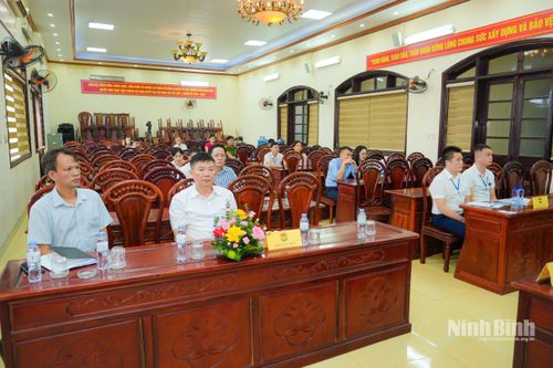 Các đại biểu và đơn vị tham dự buổi đấu giá.