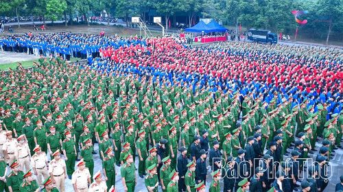 Chương trình đi bộ "Cùng Việt Nam tiến bước" năm 2025 thu hút hàng nghìn người tham gia tại điểm cầu của tỉnh.