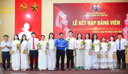 Lễ kết nạp “Đảng viên tuổi 18” tại Chi bộ Trường THPT Đông Hà năm 2026 - Ảnh: Q.T