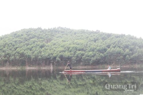 Từ khi có lòng hồ thủy điện La Trọng, nhiều người dân đã di lại bằng thuyền, bè - Ảnh: X.V