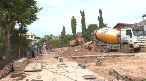 Đẩy nhanh tiến độ thi công tuyến thoát nước từ đường Hàn Mạc Tử đến đường Chu Mạnh Trinh, phường Nam Đông Hà - Ảnh: B.C