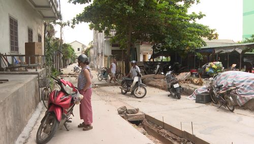 Kiệt 373 đường Lê Duẩn thi công kéo dài, ảnh hưởng đến việc đi lại, sinh hoạt của người dân - Ảnh: B.C