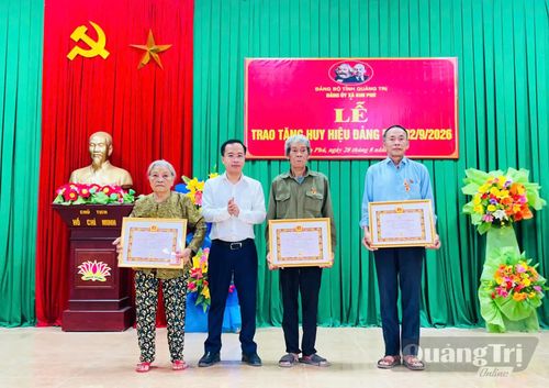 Đợt này, toàn Đảng bộ xã có 42 đảng viên được trao Huy hiệu Đảng - Ảnh: X.P