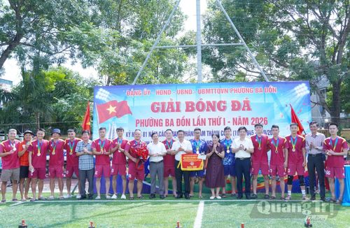 Ban Tổ chức trao giải nhì cho đội bóng tổ dân phố Phan Long - Ảnh: H.L