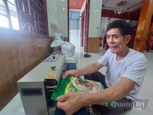 Nhiều công đoạn sản xuất bột cháo canh truyền thống được các cơ sở sử dụng máy móc - Ảnh: Đ.N