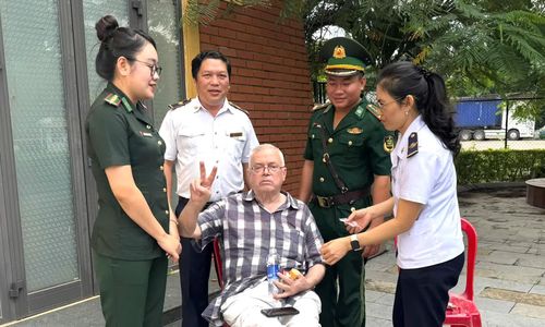 Ông Grosman Eugenne bình phục sau khi được các lực lượng hỗ trợ - Ảnh: H.N