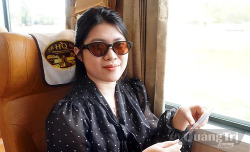Chị Dương Minh Hiền: Hy vọng từ chuyến tàu này, ngày càng có nhiều du khách đến tham quan, khám phá và cảm nhận vẻ đẹp, lịch sử, văn hóa của quê hương Quảng Trị - Ảnh: N.M