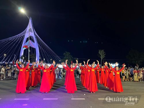 Một tiết mục văn nghệ trong khuôn khổ hoạt động - Ảnh: L.O
