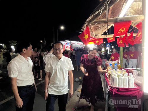 Hơn 100 gian hàng ẩm thực, sản phẩm OCOP được bố trí phục vụ người dân, du khách - Ảnh: L.O