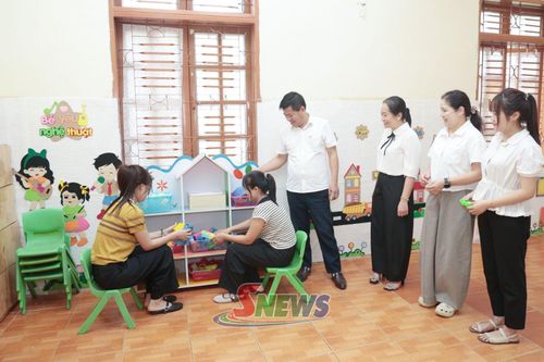 Lãnh đạo xã Chiềng Sơ kiểm tra công tác chuẩn bị năm học mới tại Trường Mầm non Chiềng Sơ.