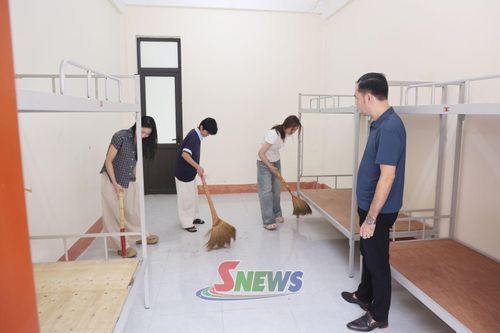 Sinh viên Trường Cao đẳng Y tế Sơn La dọn dẹp phòng ở ký túc xá đón tân sinh viên.