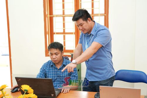 Nhân dân xã Long Hẹ trao đổi kỹ năng số.