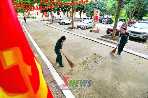 Cán bộ tham gia vệ sinh, chỉnh trang cảnh quan đơn vị.
