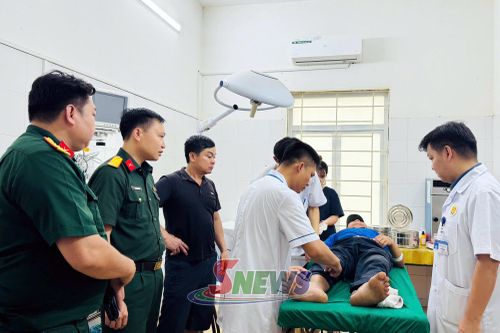 Cán bộ Bộ CHQS tỉnh Sơn La đưa ông Lò Văn Tủ đến Bệnh viện Đa khoa khu vực Yên Châu cấp cứu.