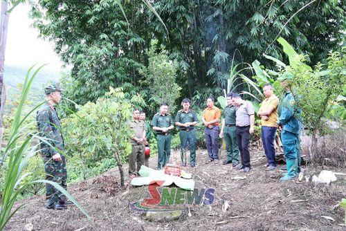 Đoàn Khảo sát trao đổi với người dân địa phương để tìm hiểu thông tin về phần mộ nghi là mộ liệt sĩ