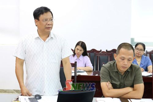 Lãnh đạo Báo và Phát thanh, truyền hình Sơn La phát biểu tại hội nghị.