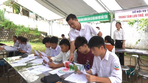 Nhân viên Công ty TNHH Hợp tác Quốc tế Sông Đà Việt Nam tư vấn, hướng nghiệp cho người lao động.
