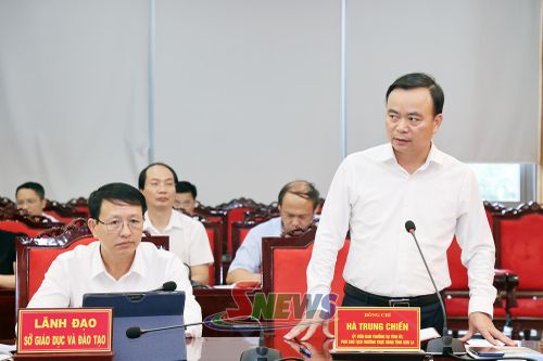 Đồng chí Hà Trung Chiến, Ủy viên Ban Thường vụ Tỉnh ủy, Phó Chủ tịch Thường trực UBND tỉnh phát biểu tại hội nghị.