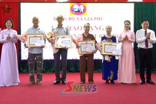 Lãnh đạo Đảng ủy xã Gia Phù trao tặng Huy hiệu Đảng cho các đảng viên.