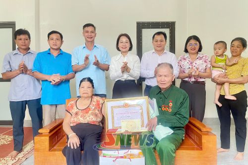 Lãnh đạo Đảng ủy xã Gia Phù trao Huy hiệu 60 năm tuổi Đảng cho đảng viên Lò Văn Ương, Chi bộ bản Bùa Thượng.