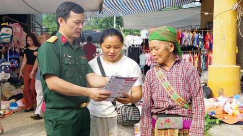 Cán bộ, chiến sĩ Bộ CHQS tỉnh tuyên truyền pháp luật cho người dân trên địa bàn xã Trung Sơn.