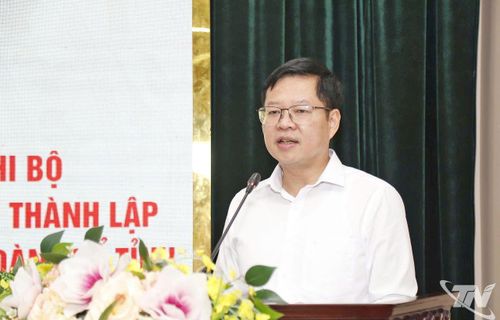 Đồng chí Đinh Quang Tuyên, Phó Bí thư Tỉnh ủy, Chủ tịch Ủy ban MTTQ Việt Nam tỉnh phát biểu tại Hội nghị.