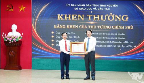 Đồng chí Phó Chủ tịch UBND tỉnh trao Bằng khen của Thủ tướng Chính phủ cho đồng chí Đào Xuân Tân, Phó Giám đốc Sở Giáo dục - Đào tạo. 