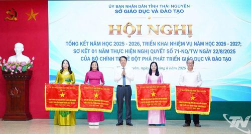 Đồng chí Dương Văn Lượng trao Cờ thi đua của UBND tỉnh cho 4 tập thể.
