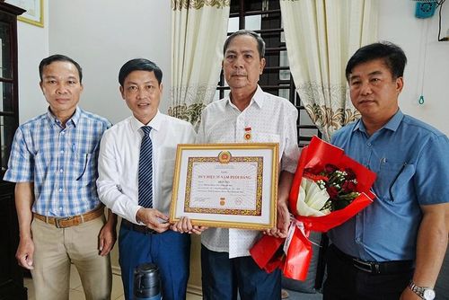 Bí thư Đảng ủy, Chủ tịch HĐND phường Phong Thái Nguyễn Ngọc Phương trao tặng Huy hiệu 35 năm tuổi Đảng cho đảng viên Phan Tân.