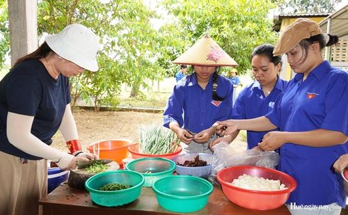 Bên cạnh đó, các tình nguyện viên và đoàn viên, thanh niên cũng tự tay chuẩn bị bữa trưa dành tặng học sinh. 