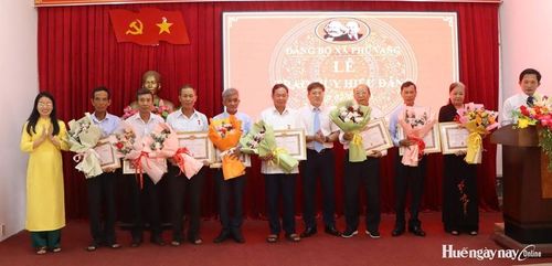 Bí thư Đảng ủy xã Phú Vang Đặng Hồng Sơn ( giữa) trao Huy hiệu Đảng cho các đảng viên. Ảnh: Quỳnh Anh