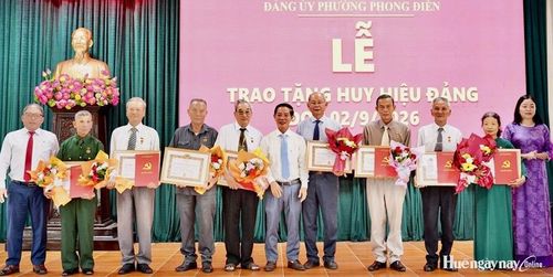  Các đồng chí lãnh đạo phường trao Huy hiệu Đảng đợt 2/9 và tặng hoa chúc mừng các đảng viên. Ảnh: Minh Văn
