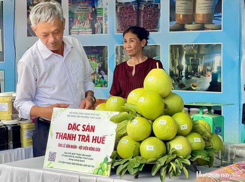 Các mặt hàng đặc sản của địa phương được bày bán tại phiên chợ.